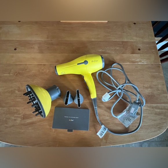 Drybar Blow dryer with diffuser attachment - Picture 2 of 4